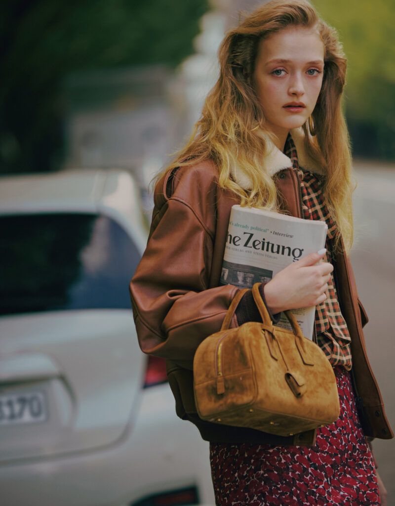 巻頭のファッションストーリー「＆style」より。程よい艶感とハリのあるカーフスキンを用いた〈サンローラン〉のレザーブルゾン。