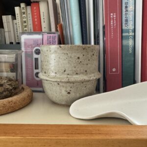 不均質だからこそ、美しいもの。編集後記「美しい、ということ」 | 先日後輩から、セラミックブランド〈asamono〉のカップをもらいました（ありがとう！）。とりあえず、お気に入りを並べた部屋の一角で出番を待っているところ。LAで作陶するAsami Hatanakaの手の温もりを感じる、ひとつひとつ微妙に異なるフォルムも美しい。
