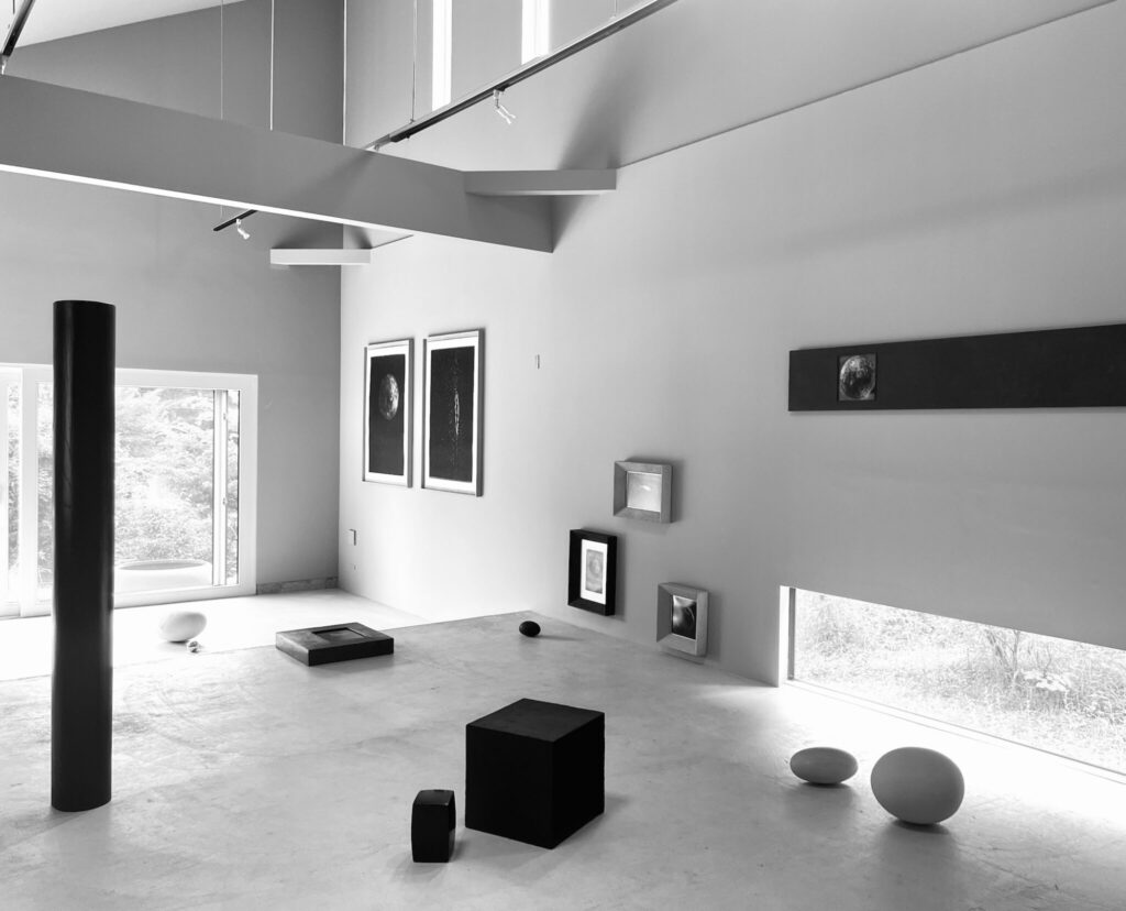 ユークリッド空間 展示 写真家・高木由利子さんが、彫刻家・大村大悟さんとの二人展を長野・御代田で開催中。
