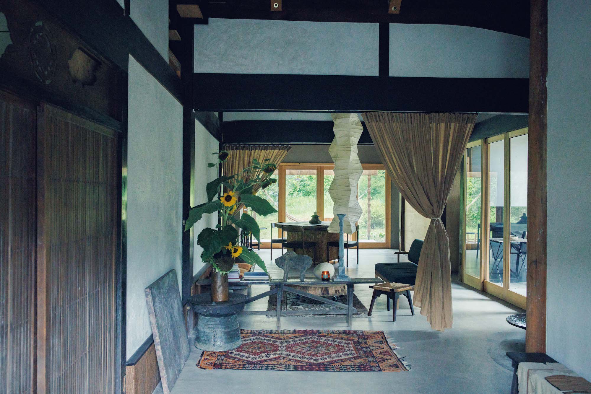 築100年ほどの古民家をセルフリノベーション。華道家・片桐功敦さんの美しい工芸品に囲まれた暮らし。 | 片桐さん宅のリビング。奥のテーブルは陶芸家・森岡成好から譲られた酒樽の底を天板にしたもの。家具の多くは以前から愛用してきたものだという。 築100年ほどの古民家をセルフリノベーション。華道家・片桐功敦さんの美しい工芸品に囲まれた暮らし。 | 片桐さん宅のリビング。奥のテーブルは陶芸家・森岡成好から譲られた酒樽の底を天板にしたもの。家具の多くは以前から愛用してきたものだという。