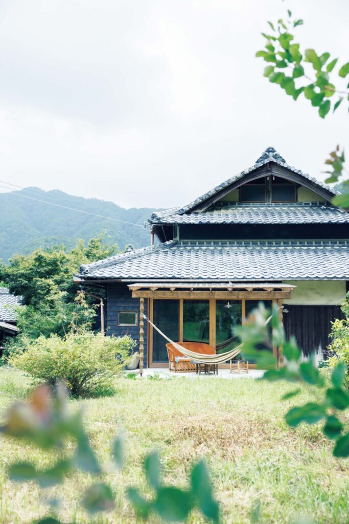 築100年ほどの古民家をセルフリノベーション。華道家・片桐功敦さんの美しい工芸品に囲まれた暮らし。 | 軒下にはハンモックと、メキシコの民芸家具のエキパルチェア。植物の変化を敏感に感じられる特等席となっている。