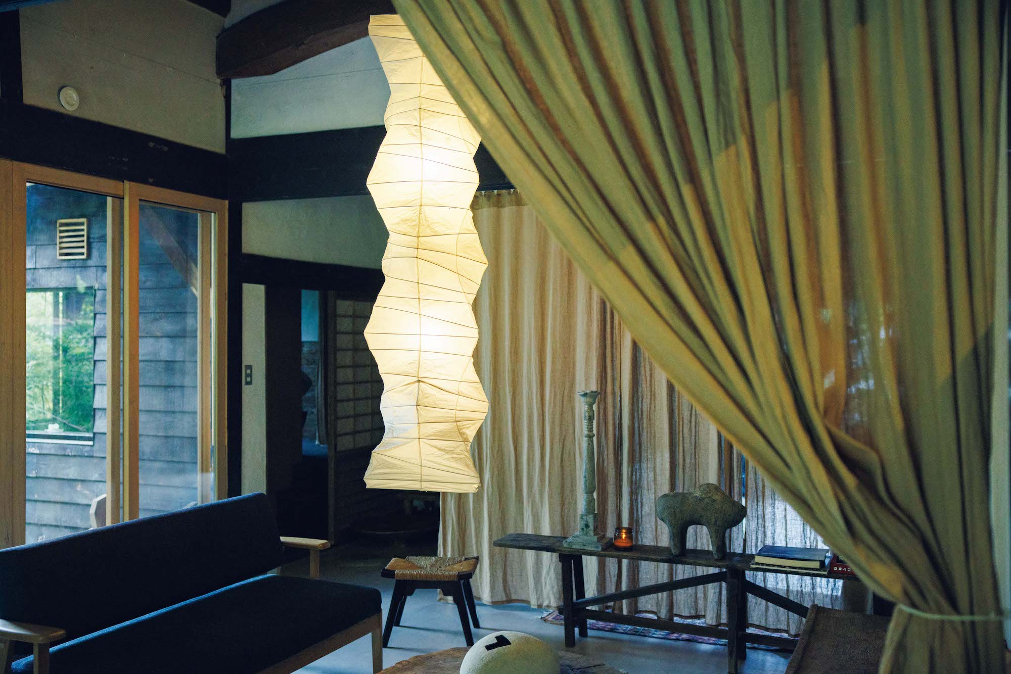 築100年ほどの古民家をセルフリノベーション。華道家・片桐功敦さんの美しい工芸品に囲まれた暮らし。 | イサム・ノグチのロングシェード。20年以上前に手に入れて以来、一緒に過ごしてきた照明。「穴や汚れもあるけれど」と片桐さんは言うものの、その歳月が和紙に柔らかな表情をもたらし、古い家にも馴染む。 築100年ほどの古民家をセルフリノベーション。華道家・片桐功敦さんの美しい工芸品に囲まれた暮らし。 | イサム・ノグチのロングシェード。20年以上前に手に入れて以来、一緒に過ごしてきた照明。「穴や汚れもあるけれど」と片桐さんは言うものの、その歳月が和紙に柔らかな表情をもたらし、古い家にも馴染む。