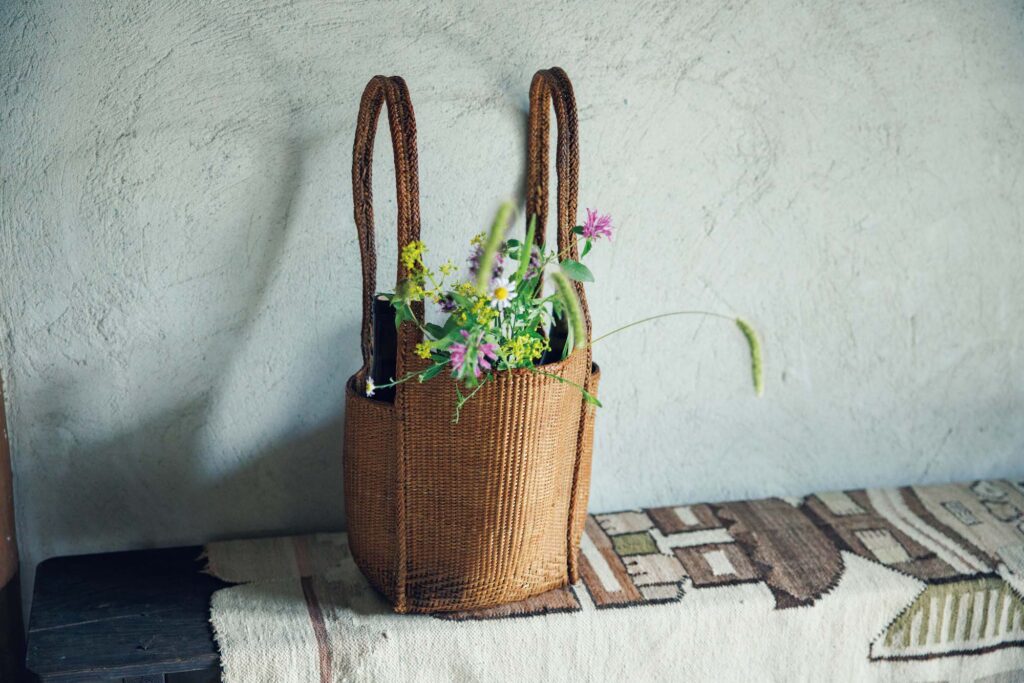 築100年ほどの古民家をセルフリノベーション。華道家・片桐功敦さんの美しい工芸品に囲まれた暮らし。 | ベトナムの農具かご。置けば自立し、2 本の持ち手でリュックとして背負うこともできる農具かごは、鎌などを入れて使われていた古いもの。家の周りで摘んだ野花をさっと飾れば、花器となる。