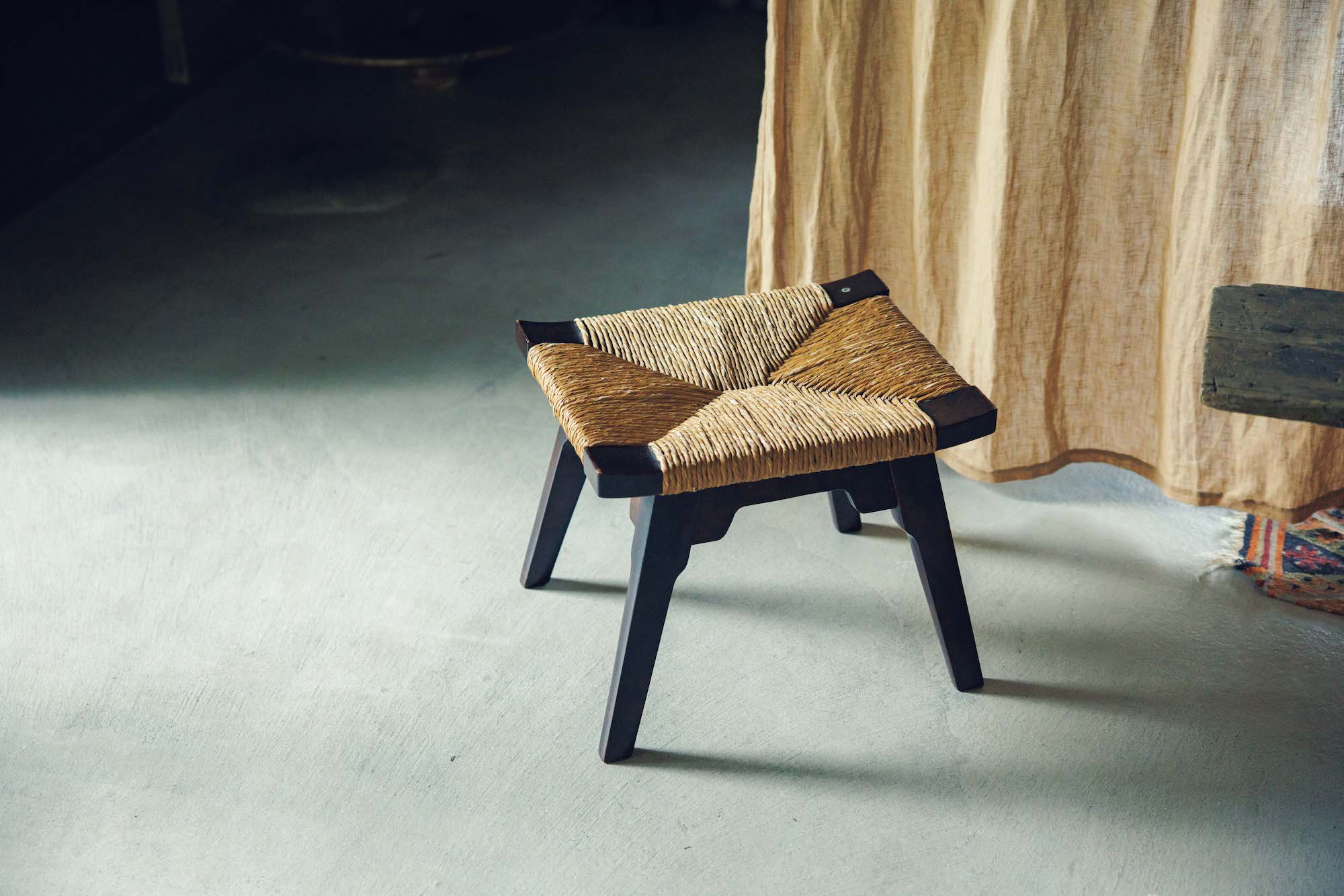 築100年ほどの古民家をセルフリノベーション。華道家・片桐功敦さんの美しい工芸品に囲まれた暮らし。 | 松本民芸家具のスツール。数年前に友人から譲り受けたもの。このスツールをはじめ、意図せずこの家にやってきたものも多いというが、片桐さんの感性が光る空間に見事に溶け込んでいる。 築100年ほどの古民家をセルフリノベーション。華道家・片桐功敦さんの美しい工芸品に囲まれた暮らし。 | 松本民芸家具のスツール。数年前に友人から譲り受けたもの。このスツールをはじめ、意図せずこの家にやってきたものも多いというが、片桐さんの感性が光る空間に見事に溶け込んでいる。