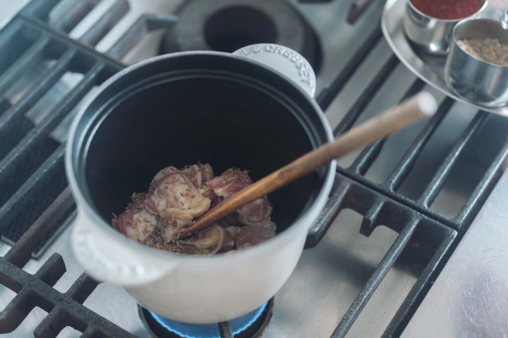 下ごしらえした鶏肉を、表面の色が変わるまで中火で炒める。
