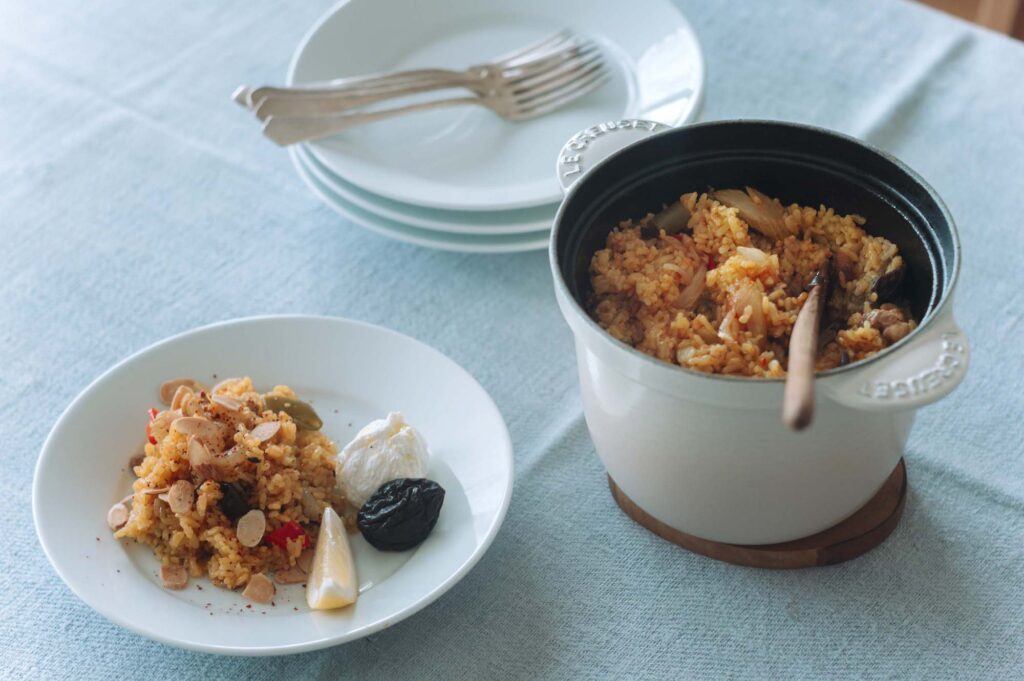スパイスの香りが食欲をそそる、色鮮やかなチキンライス。ドライプルーンやカッテージチーズ、レモンを添えて。