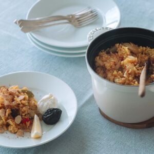 スパイスの香りが食欲をそそる、色鮮やかなチキンライス。ドライプルーンやカッテージチーズ、レモンを添えて。