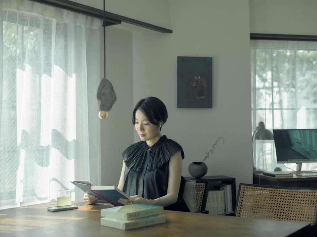 知見を広げてくれる、“聴く読書“の世界。文筆家・塩谷 舞さんの暮らしの本棚と、読書の時間の見つけ方。 | 塩谷舞さんが暮らす家のリビングルームは、窓から綺麗な光が差し込む。〈Audible〉で聴いた『源氏物語 瀬戸内寂聴訳』を深掘りするために原本を手に取ることも。