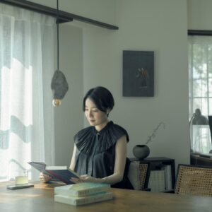 知見を広げてくれる、“聴く読書“の世界。文筆家・塩谷 舞さんの暮らしの本棚と、読書の時間の見つけ方。 | 塩谷舞さんが暮らす家のリビングルームは、窓から綺麗な光が差し込む。〈Audible〉で聴いた『源氏物語 瀬戸内寂聴訳』を深掘りするために原本を手に取ることも。 知見を広げてくれる、“聴く読書“の世界。文筆家・塩谷 舞さんの暮らしの本棚と、読書の時間の見つけ方。 | 塩谷舞さんが暮らす家のリビングルームは、窓から綺麗な光が差し込む。〈Audible〉で聴いた『源氏物語 瀬戸内寂聴訳』を深掘りするために原本を手に取ることも。