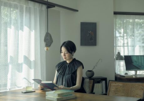 知見を広げてくれる、“聴く読書“の世界。文筆家・塩谷 舞さんの暮らしの本棚と、読書の時間の見つけ方。 | 塩谷舞さんが暮らす家のリビングルームは、窓から綺麗な光が差し込む。〈Audible〉で聴いた『源氏物語 瀬戸内寂聴訳』を深掘りするために原本を手に取ることも。