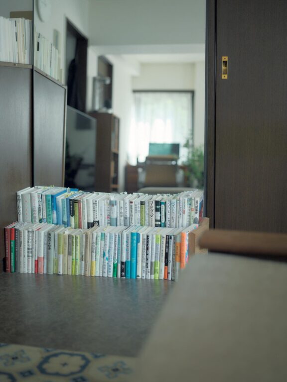 知見を広げてくれる、“聴く読書“の世界。文筆家・塩谷 舞さんの暮らしの本棚と、読書の時間の見つけ方。 | サイズ感が近い本をまとめて。「絵本研究者・正置友子さんの『生きるための絵本』(風間書房)は名著。子どもの頃に彼女の私設文庫に通っていて。選書の視座を追体験する喜びがあります」 知見を広げてくれる、“聴く読書“の世界。文筆家・塩谷 舞さんの暮らしの本棚と、読書の時間の見つけ方。 | サイズ感が近い本をまとめて。「絵本研究者・正置友子さんの『生きるための絵本』(風間書房)は名著。子どもの頃に彼女の私設文庫に通っていて。選書の視座を追体験する喜びがあります」