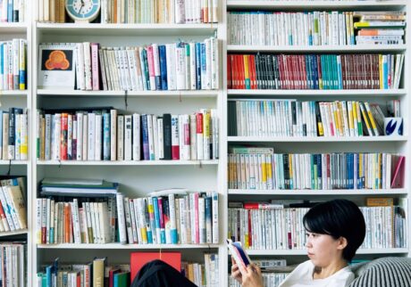 読書の合間に生活をする。作家・永井玲衣さんの暮らしの本棚と、読書の時間の見つけ方。 | 自宅のリビングは壁一面が本棚。人文系や文庫、今書いている戦争の本に関連するものが多い。文学系の本は書斎の本棚へ。