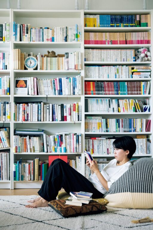 読書の合間に生活をする。作家・永井玲衣さんの暮らしの本棚と、読書の時間の見つけ方。 | 自宅のリビングは壁一面が本棚。人文系や文庫、今書いている戦争の本に関連するものが多い。文学系の本は書斎の本棚へ。 読書の合間に生活をする。作家・永井玲衣さんの暮らしの本棚と、読書の時間の見つけ方。 | 自宅のリビングは壁一面が本棚。人文系や文庫、今書いている戦争の本に関連するものが多い。文学系の本は書斎の本棚へ。