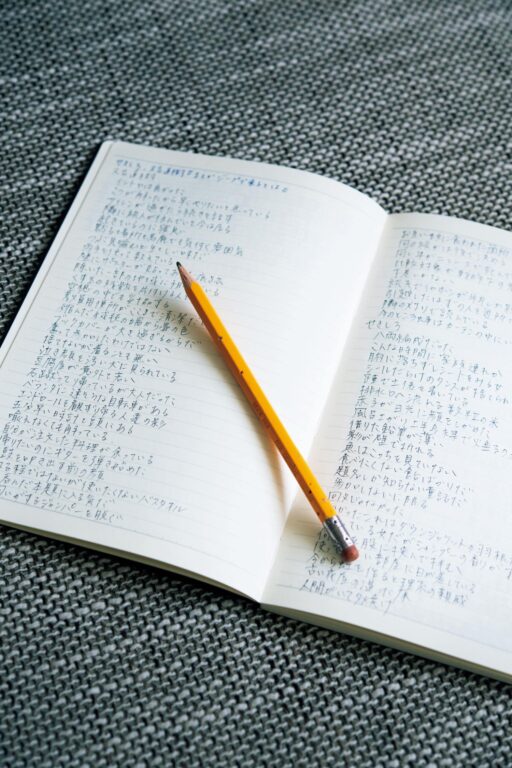 読書の合間に生活をする。作家・永井玲衣さんの暮らしの本棚と、読書の時間の見つけ方。 | 貫かれた言葉を書き写す、「写経」と呼ぶ習慣がある。現在はEvernoteに保存。その前はこのノートに刺さった言葉を書き写していた。 読書の合間に生活をする。作家・永井玲衣さんの暮らしの本棚と、読書の時間の見つけ方。 | 貫かれた言葉を書き写す、「写経」と呼ぶ習慣がある。現在はEvernoteに保存。その前はこのノートに刺さった言葉を書き写していた。