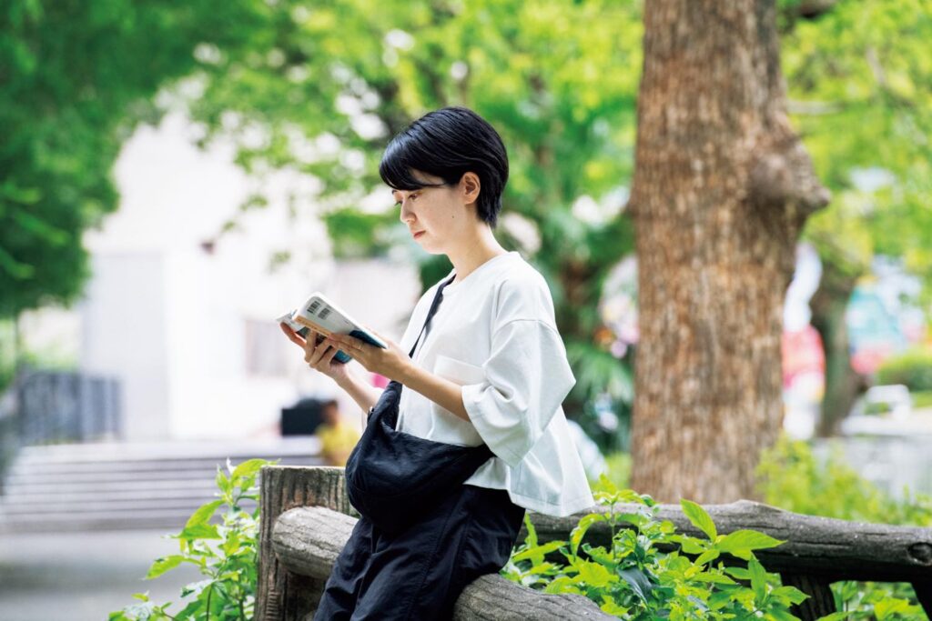 読書の合間に生活をする。作家・永井玲衣さんの暮らしの本棚と、読書の時間の見つけ方。 | 外出先でも読み、好きな言葉を見つけたらすぐに記録。「自著にも書きましたが、書店で手に入れたときの高いテンションのまま、我慢できずに駅のホームとかで読み始めてしまうことも」 読書の合間に生活をする。作家・永井玲衣さんの暮らしの本棚と、読書の時間の見つけ方。