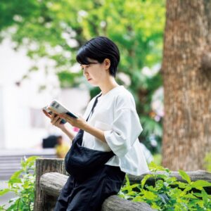 読書の合間に生活をする。作家・永井玲衣さんの暮らしの本棚と、読書の時間の見つけ方。 | 外出先でも読み、好きな言葉を見つけたらすぐに記録。「自著にも書きましたが、書店で手に入れたときの高いテンションのまま、我慢できずに駅のホームとかで読み始めてしまうことも」 読書の合間に生活をする。作家・永井玲衣さんの暮らしの本棚と、読書の時間の見つけ方。 | 外出先でも読み、好きな言葉を見つけたらすぐに記録。「自著にも書きましたが、書店で手に入れたときの高いテンションのまま、我慢できずに駅のホームとかで読み始めてしまうことも」