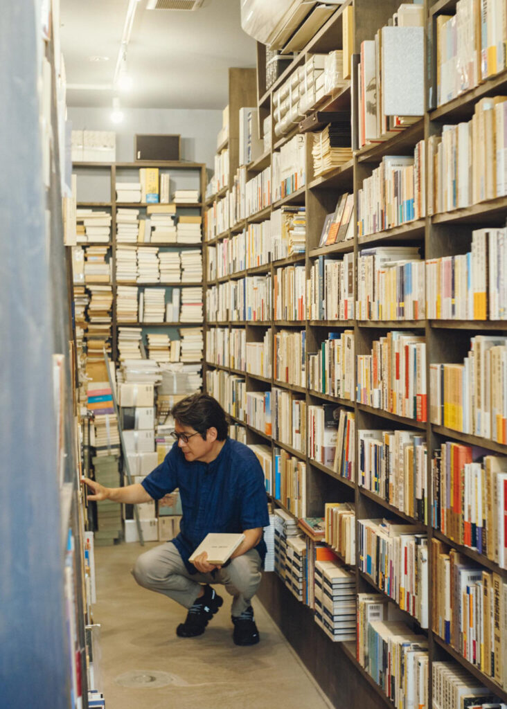 夜の古書店で、未知の本と出合う。歌人・穂村 弘さんの本棚と、読書の時間の見つけ方。 | 自宅から散歩がてら訪れることが多い東京・三鷹にある古書店『りんてん舎』。詩・短歌・俳句の書棚を眺めて。