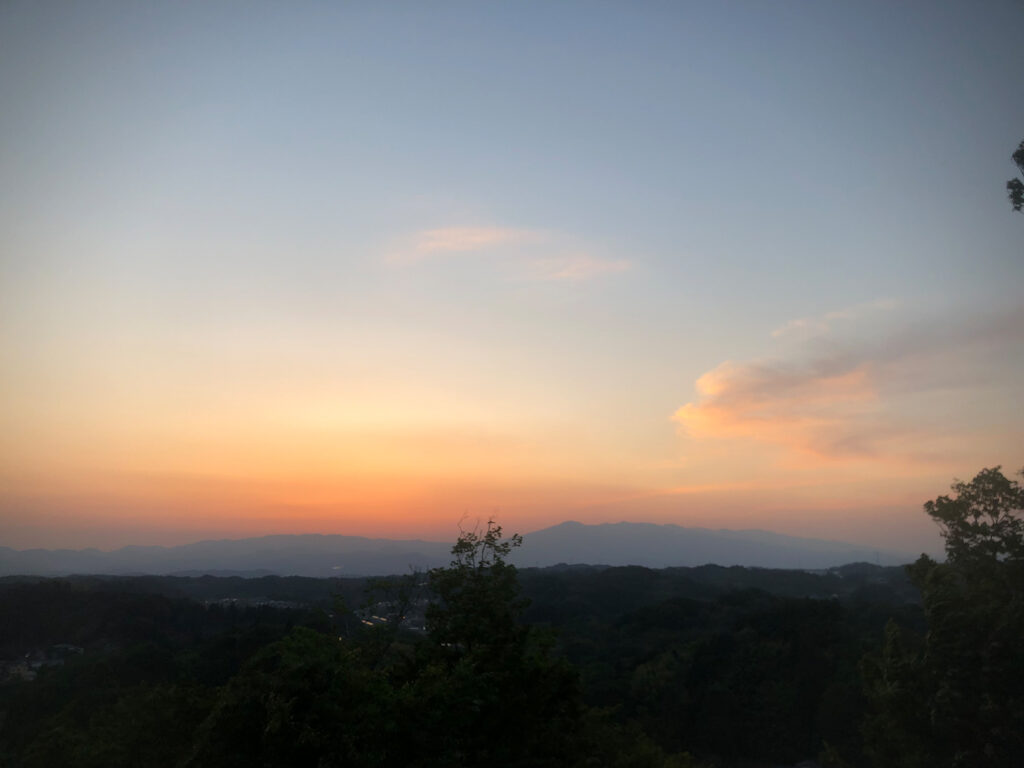 「お城山」と三春町民が呼ぶ三春城 (舞鶴城) 跡から眺める夕陽。福島・三春町に移住して。写真と文:長谷川 ちえ (『in-kyo』店主、エッセイスト) #1 | 「お城山」と三春町民が呼ぶ三春城 (別名・舞鶴城) 跡から眺める夕陽。 「お城山」と三春町民が呼ぶ三春城 (舞鶴城) 跡から眺める夕陽。福島・三春町に移住して。写真と文:長谷川 ちえ (『in-kyo』店主、エッセイスト) #1