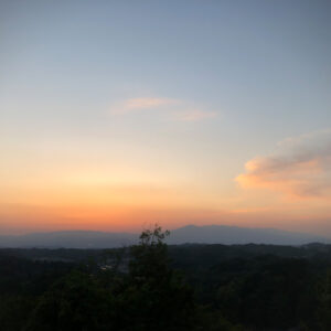 「お城山」と三春町民が呼ぶ三春城 (舞鶴城) 跡から眺める夕陽。福島・三春町に移住して。写真と文：長谷川 ちえ (『in-kyo』店主、エッセイスト) #1 | 「お城山」と三春町民が呼ぶ三春城 (別名・舞鶴城) 跡から眺める夕陽。