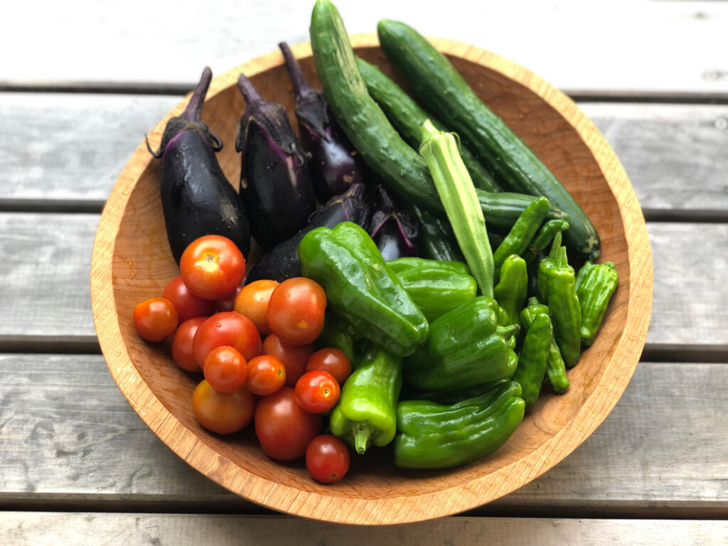 木の大鉢に盛った、いただきものの夏野菜。どこか誇らし気な姿はピカピカ。おいしいものが循環する、小さな輪。福島・三春町での移住暮らし。写真と文：長谷川 ちえ (『in-kyo』店主、エッセイスト) #3 | 木の大鉢に盛った、いただきものの夏野菜。どこか誇らしげな姿はピカピカ。