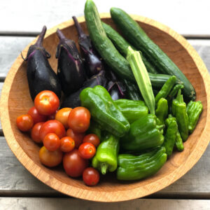 木の大鉢に盛った、いただきものの夏野菜。どこか誇らし気な姿はピカピカ。おいしいものが循環する、小さな輪。福島・三春町での移住暮らし。写真と文：長谷川 ちえ (『in-kyo』店主、エッセイスト) #3 | 木の大鉢に盛った、いただきものの夏野菜。どこか誇らしげな姿はピカピカ。