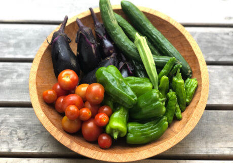 木の大鉢に盛った、いただきものの夏野菜。どこか誇らし気な姿はピカピカ。おいしいものが循環する、小さな輪。福島・三春町での移住暮らし。写真と文：長谷川 ちえ (『in-kyo』店主、エッセイスト) #3 | 木の大鉢に盛った、いただきものの夏野菜。どこか誇らしげな姿はピカピカ。