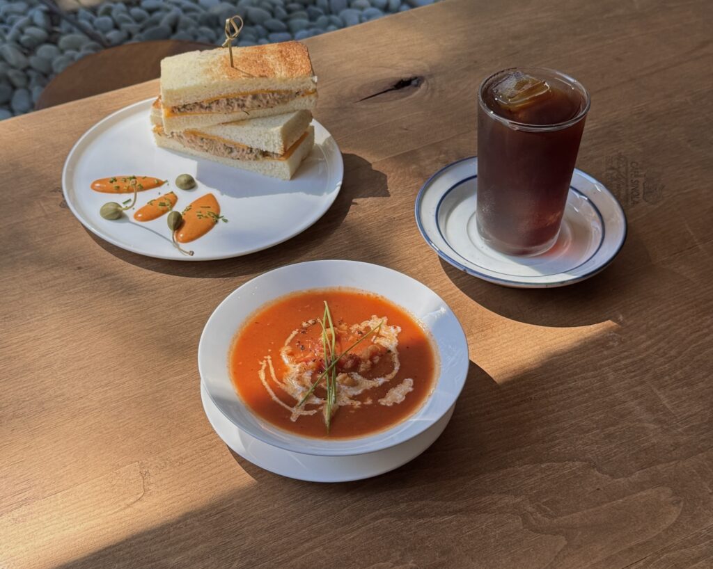 ソウルの隠れ家カフェ『CAFÉ SINOLA』で、完璧な朝ごはんを。写真と文:東山サリー (コーディネーター、ライター) #1 | ツナメルトサンドイッチ(11,000ウォン)には、エビトマトスープ(9,000ウォン)を合わせて。ほのかな甘みと紅茶の香りが漂うハウスブレンド「Bフラット」(7,000ウォン)は、アイスでいただくのがおすすめ。 ソウルの隠れ家カフェ『CAFÉ SINOLA』で、完璧な朝ごはんを。写真と文:東山サリー (コーディネーター、ライター) #1