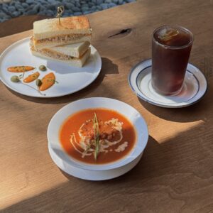 ソウルの隠れ家カフェ『CAFÉ SINOLA』で、完璧な朝ごはんを。写真と文：東山サリー (コーディネーター、ライター) #1 | ツナメルトサンドイッチ（11,000ウォン）には、エビトマトスープ（9,000ウォン）を合わせて。ほのかな甘みと紅茶の香りが漂うハウスブレンド「Bフラット」（7,000ウォン）は、アイスでいただくのがおすすめ。