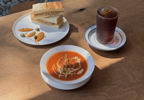 ソウルの隠れ家カフェ『CAFÉ SINOLA』で、完璧な朝ごはんを。写真と文：東山サリー (コーディネーター、ライター) #1 | ツナメルトサンドイッチ（11,000ウォン）には、エビトマトスープ（9,000ウォン）を合わせて。ほのかな甘みと紅茶の香りが漂うハウスブレンド「Bフラット」（7,000ウォン）は、アイスでいただくのがおすすめ。