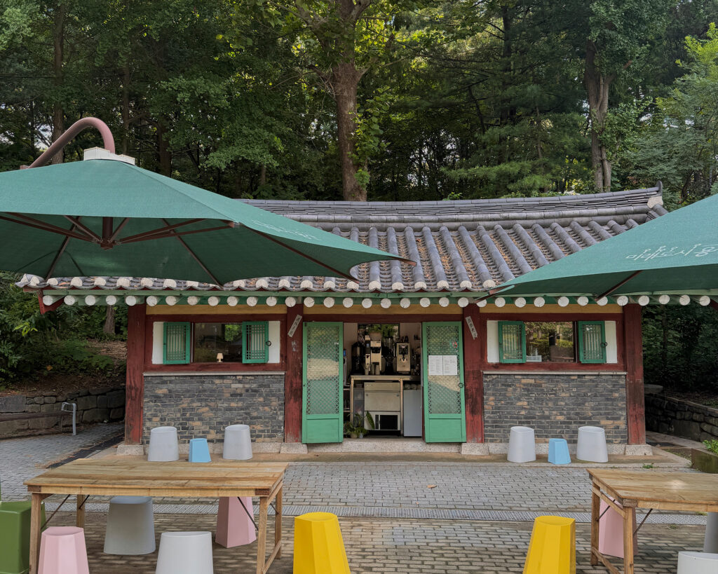 こんなところにカフェが? ソウルで朝活をするなら『PAJAMA DELI』へ。写真と文:東山サリー (コーディネーター、ライター) #2IMG_3077 こんなところにカフェが? ソウルで朝活をするなら『PAJAMA DELI』へ。写真と文:東山サリー (コーディネーター、ライター) #2IMG_3077
