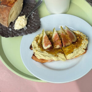 こんなところにカフェが？ ソウルで朝活をするなら『PAJAMA DELI』へ。写真と文：東山サリー (コーディネーター、ライター) #2 | 「fig pistachio ricotta honey campagne open sandwich」 10,000ウォン
