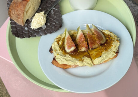 こんなところにカフェが？ ソウルで朝活をするなら『PAJAMA DELI』へ。写真と文：東山サリー (コーディネーター、ライター) #2 | 「fig pistachio ricotta honey campagne open sandwich」 10,000ウォン