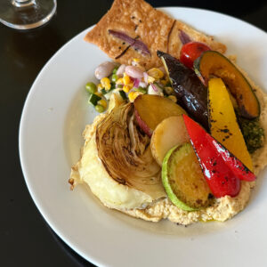 旬の韓国野菜を味わえる、おいしいブランチカフェ『HED』。写真と文：東山サリー (コーディネーター、ライター) #3 | 夏限定の「グリル野菜のフムス」は、人気の一品。