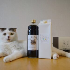 一緒にコーヒーブレイクしよ！【いなほ、オレ物語。vol.249】スコティッシュフォールド いなほ | 10月1日は世界コーヒーの日やねんて。飼い主のお気に入りのコーヒー屋さんは、静岡県の『自家焙煎珈琲豆シロネコ』さん！ 数年前の巣ごもりの時期も、よくお取り寄せしてたわー。ねこのパッケージもかわいいなー！