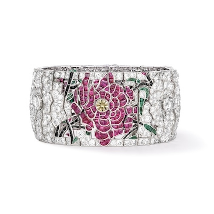 《絡み合う花々、赤と白のローズ ブレスレット》1924年 プラチナ、エメラルド、ルビー、オニキス、イエローダイヤモンド、ダイヤモンド ヴァン クリーフ＆アーペル コレクション © Van Cleef & Arpels | 《絡み合う花々、赤と白のローズ ブレスレット》1924年  プラチナ、エメラルド、ルビー、オニキス、イエローダイヤモンド、ダイヤモンド    ヴァン クリーフ＆アーペル コレクション © Van Cleef & Arpels