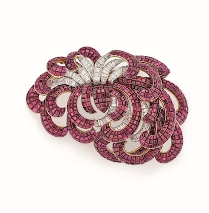 《クリサンセマム クリップ》1937年 プラチナ、イエローゴールド、ミステリーセット ルビー、ダイヤモンド ヴァン クリーフ＆アーペル コレクション © Van Cleef & Arpels | 《クリサンセマム クリップ》1937年  プラチナ、イエローゴールド、ミステリーセット ルビー、ダイヤモンド	  ヴァン クリーフ＆アーペル コレクション	 © Van Cleef & Arpels