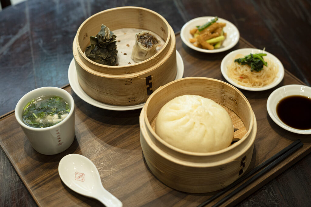 (仮) アジアの食、モノと出合える、『CASICA KABUTOCHO』。 | 手前から、キャベツや切り干し大根などがたっぷり入っていた野菜饅。点心は、マッシュルーム入りの焼売と一口サイズのちまき。日替わりの副菜二種とスープも付く。
