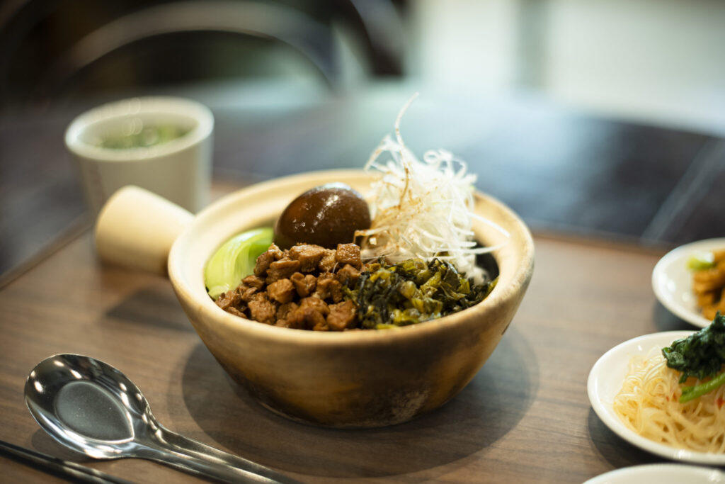 (仮) アジアの食、モノと出合える、『CASICA KABUTOCHO』。 | 肉燥飯は、日本人が食べやすい味付けに。スパイスと一緒に醤油ダレに漬け込んだ黒い卵を添えて。