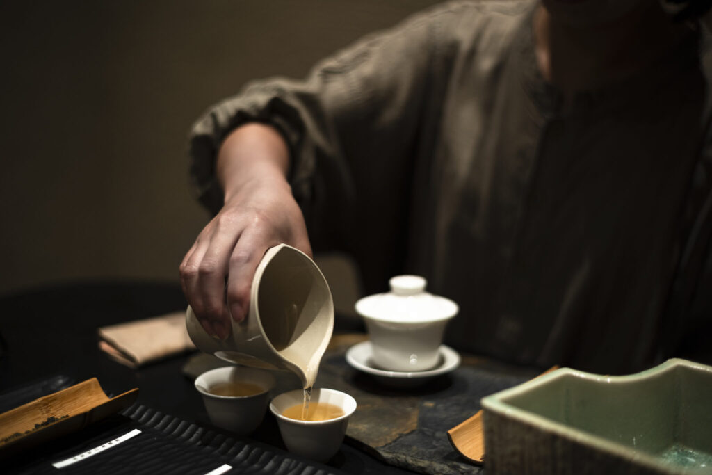 (仮) アジアの食、モノと出合える、『CASICA KABUTOCHO』。 | 蓋碗の下に敷かれているのは、韓国の屋根瓦。手前にある翡翠色の器は、日本の古い花器を建水に見立てて使用。 (仮) アジアの食、モノと出合える、『CASICA KABUTOCHO』。
