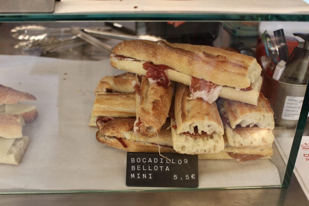 ショーケースにはバゲットサンドも。こちらはイベリコ豚の生ハム。パンの切り口にはバターではなく、オリーブオイルを塗る。 川村明子
