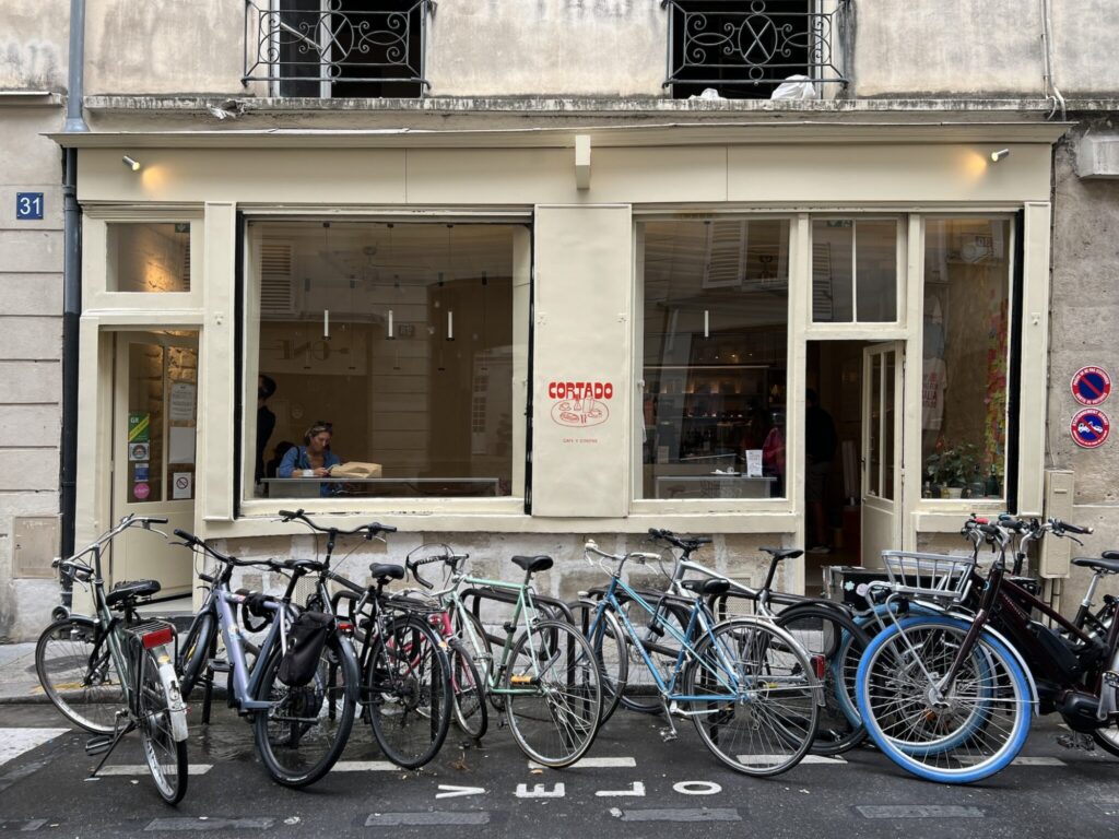 31 rue Charlot 75003 ☎️なし 8:15〜19:30 (土日9:15〜) 無休 トマトがのっただけのパン・コン・トマテは5ユーロ。生ハム、チーズ、アンチョビの酢漬けをのせたバージョンもある。 川村明子