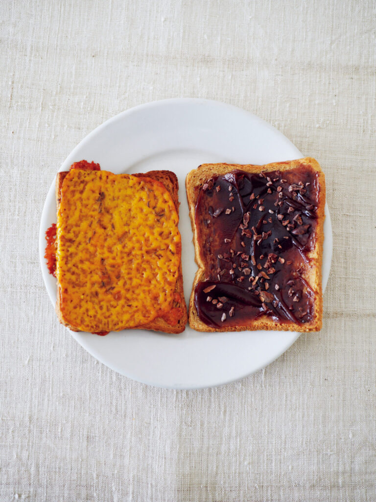 086_p048-055_料理家に教わるコーヒータイム_P06 | チェダーチーズトースト あんことチョコトースト軽食にもなるトーストは、たっぷりのコーヒーと。左のチーズトーストは、薄切りパン（サンドイッチ用のライ麦か全粒粉パン）を軽く焼き、チェダーチーズを散らす。そこにキャラウェイシードをふってさらにトースト。チーズがしっかり溶けて香ばしく焼けたら出来上がり。右のあんことチョコのトーストは、水気を飛ばす程度に焼いた薄切りパンにこしあんを塗り、カカオニブを散らす。『TORAYA CAFÉ』のあんペーストを使用。