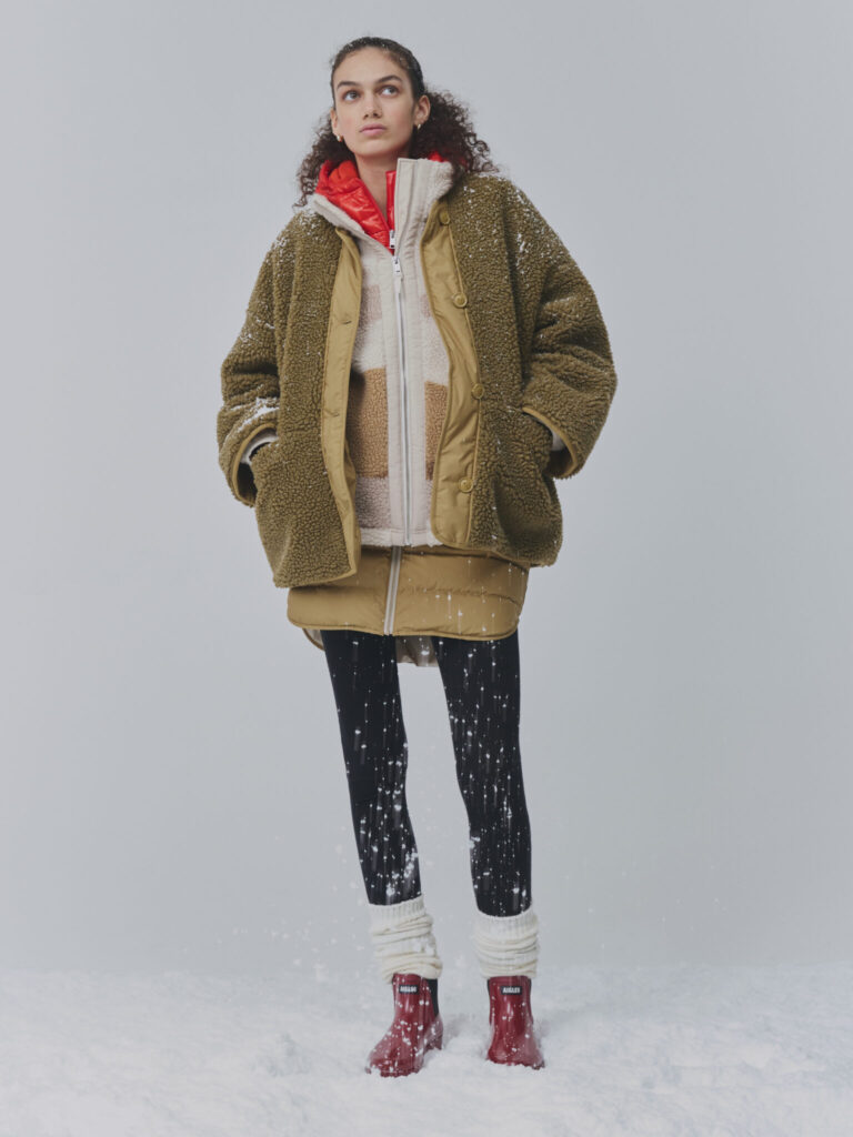 ジャケット「リバーシブル キルティング シェルパジャケット (テッラヴェルダ) 」¥38,500、インに着たジャケット「ハイネック ジャガード フリース (セーブル ジャガード) 」¥28,600、首に巻いた赤のバラクラバ「キルティングバラクラバ (ブライトヴァイオレット) 」¥16,500、ブーツ「レディース カーヴィル2 ラバーブーツ (マゼンダ) 」¥16,500、そのほかスタイリスト私物雨も風も、雪も味方に。どんな空模様も〈エーグル〉と一緒に楽しもう！ | ジャケット「リバーシブル キルティングシェルパジャケット」¥38,500、インに着たジャケット「ハイネック ジャガード フリース」¥28,600、首に巻いた赤のバラクラバ「キルティングバラクラバ」¥16,500＊11月発売予定、ブーツ「レディース カーヴィル2 ラバーブーツ」¥16,500、その他スタイリスト私物