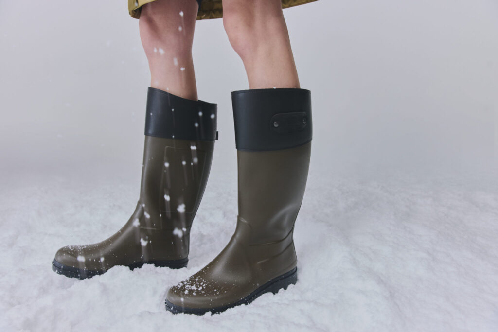 ブーツ「COTTAGEラバーブーツ (ヴェールオリーブ) 」¥33,000雨も風も、雪も味方に。どんな空模様も〈エーグル〉と一緒に楽しもう！ | ブーツ「コテージ ラバーブーツ」¥33,000