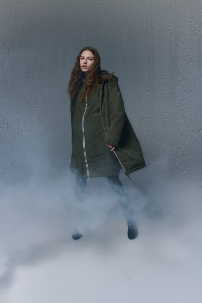 レインコート「レインパック ウォーム ロングジャケット (アボカ) 」¥39,600、インに着たレインコート「レインパック フーデッドコート (アボカ) 」¥33,000、ブーツ「ミリカ ボッティロン ラバーブーツ (ノワール) 」¥25,300、そのほかスタイリスト私物雨も風も、雪も味方に。どんな空模様も〈エーグル〉と一緒に楽しもう！ | コート「レインパックウォーム ロングジャケット」¥39,600、インに着たコート「レインパック フーデッドコート」¥33,000、ブーツ「ミリカ ボッティロン ラバーブーツ」¥25,300、その他スタイリスト私物