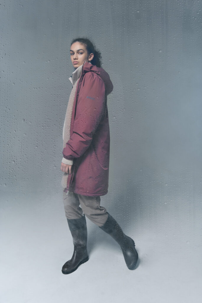 レインコート「レインパック ウォーム ボアロングジャケット (バーガンディ) 」¥46,200、ブーツ「コテージ ラバーブーツ (ヴェールオリーブ) 」¥33,000、そのほかスタイリスト私物雨も風も、雪も味方に。どんな空模様も〈エーグル〉と一緒に楽しもう！ | コート「レインパックウォーム ボアロングジャケット」¥46,200、ブーツ「コテージ ラバーブーツ」¥33,000、その他スタイリスト私物