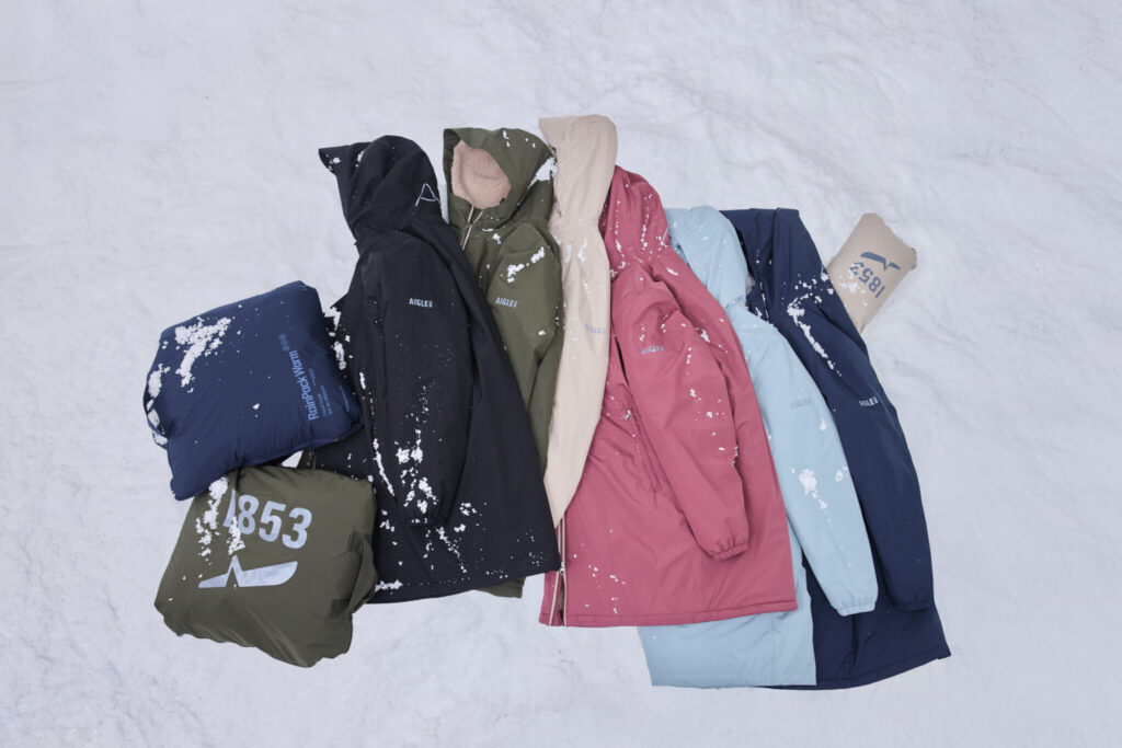 レインコート「レインパック ウォーム」シリーズより。右から「ロングジャケット」 (全5色展開) 各¥39,600、「ボアロングジャケット」 (全4色展開) 各¥46,200雨も風も、雪も味方に。どんな空模様も〈エーグル〉と一緒に楽しもう！ | コート「レインパックウォーム ロングジャケット」（全5色展開）各¥39,600、「レインパックウォーム ボアロングジャケット」（全4色展開）各¥46,200