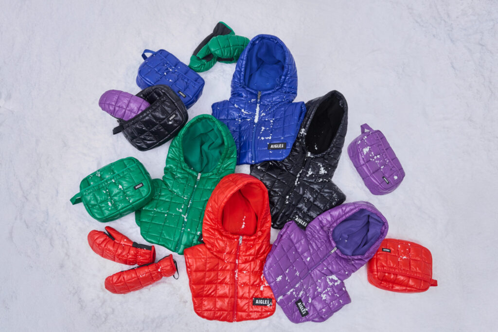 ノワール (黒) とブライトヴァイオレット (パープル) を加えた全5色展開。＊以上12月発売予定雨も風も、雪も味方に。どんな空模様も〈エーグル〉と一緒に楽しもう！ | バラクラバ、クラッチバッグ、ミトンは、前の写真の色以外に、ノワール（ブラック）とブライトヴァイオレット（パープル）を加えた全5色展開。＊11月発売予定