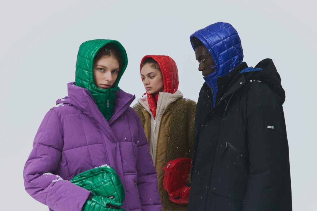 ジェリービーン (グリーン) 、ポピー (レッド) 、ラピスラズリ (ブルー) の鮮明なカラーバリエーションがスタイリングを彩る。バラクラバ「キルティングバラクラバ」各¥16,500＊12月発売予定、そのほかスタイリスト私物雨も風も、雪も味方に。どんな空模様も〈エーグル〉と一緒に楽しもう！ | ジェリービーン（グリーン）、ポピー（レッド）、ラピスラズリ（ブルー）の鮮明なカラーバリエーションがスタイリングを彩る。バラクラバ「キルティングバラクラバ」各¥16,500＊11月発売予定、その他スタイリスト私物