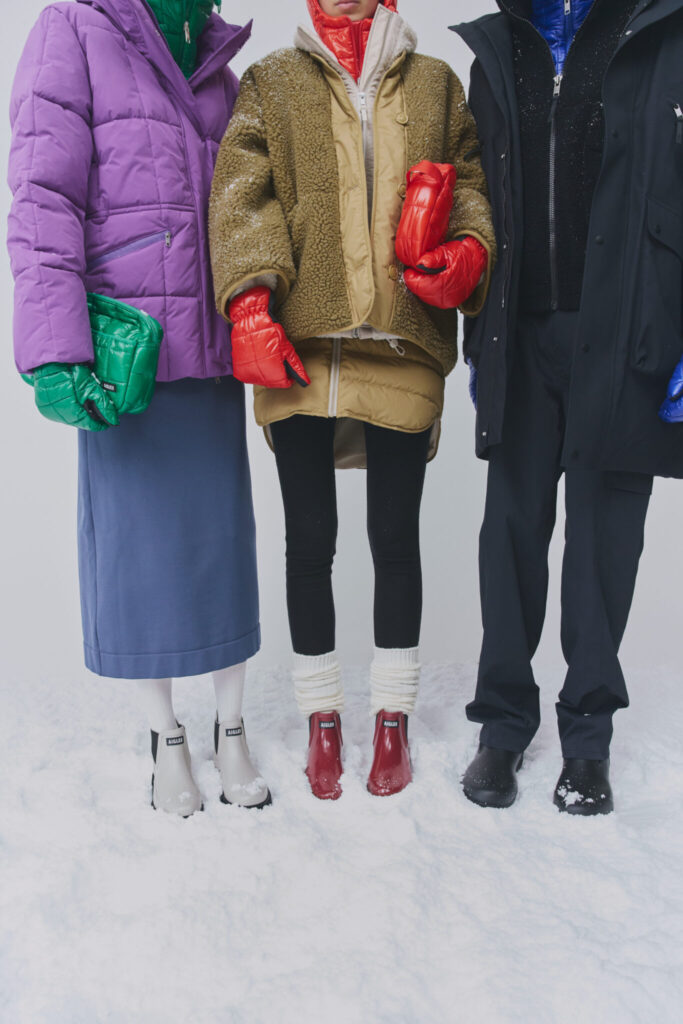 ミトンとクラッチバッグも、マッチングカラーで提案。バッグ「キルティングクラッチバッグ」各¥16,500、ミトン「キルティングミトン」各¥14,300＊ともに12月発売予定雨も風も、雪も味方に。どんな空模様も〈エーグル〉と一緒に楽しもう！ | ミトンとクラッチバッグも、マッチングカラーで提案。「キルティングクラッチバッグ」各¥16,500、「キルティングミトン」各¥14,300＊ともに11月発売予定